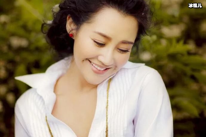 许晴大胆挑战玫红色,运动系让她更年轻时尚中国大妈学起来吧