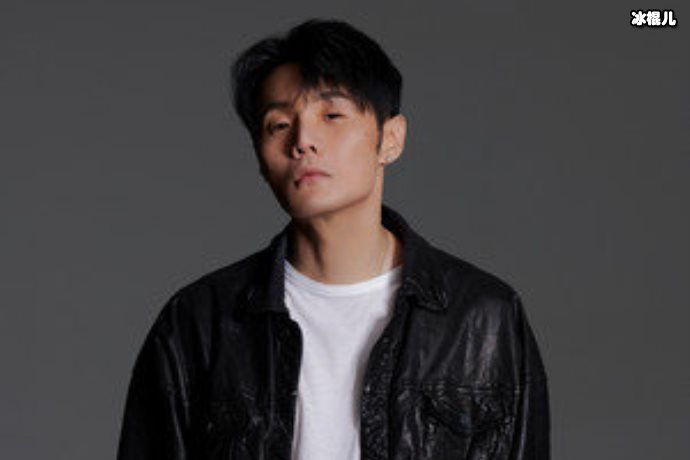 李荣浩老师又搞笑了,戴口罩发自拍自称自己是00后