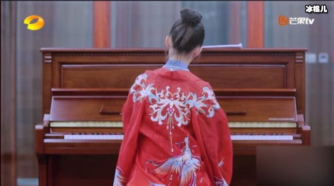 终于见到了钢琴家的手,朗朗吉娜双手上保险平常的锅碗不能碰