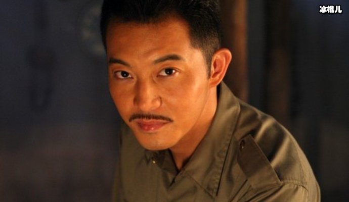 沙溢带儿子沙滩玩耍,被小鱼儿安吉联手欺负依旧乐在其中