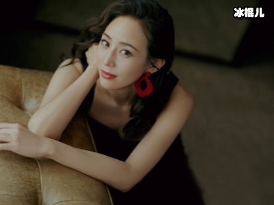 张钧甯身穿玫瑰红裙登场《唐人街探案》,文艺范十足