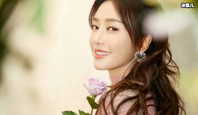 秦岚坐地铁赶春晚彩排,她全副武装就不想被别人认出