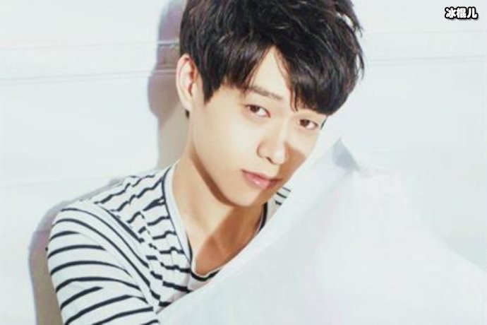 魏大勋军大衣袍子太“时尚”,蓝色西装形成反差大勋你到底玩哪样