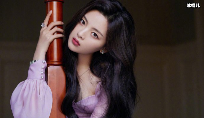 杨超越麻花辫搭配黄色碎花裙,引发网友惊叹甜美可爱