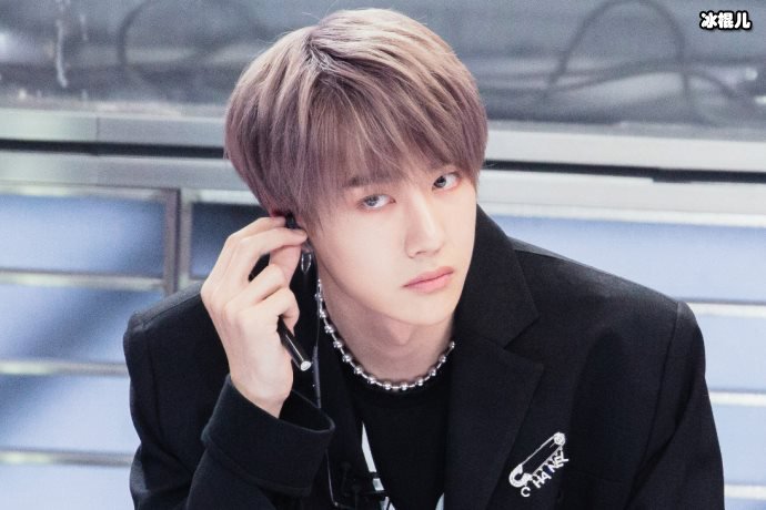 王一博忙碌完一天后收工,带着口罩回到酒店不离身