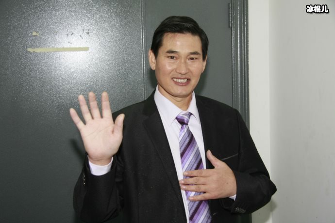 朱之文坐头等舱遭热议,网友:娶了儿媳之后变化太大有些不认识了