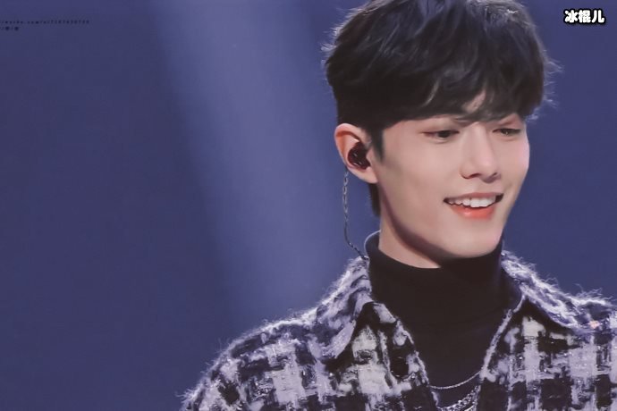 肖战复出众粉欢呼路透照爆出吓坏众人,10个黑衣大汉要干嘛?