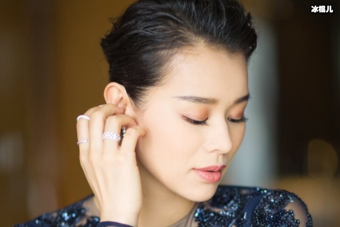 胡杏儿老公晒一家人出游的照片,对网友关心表示感谢