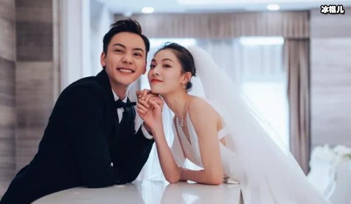 苗苗孕肚太显眼素颜看郑凯打篮球,满脸疲惫帮其拍帅照