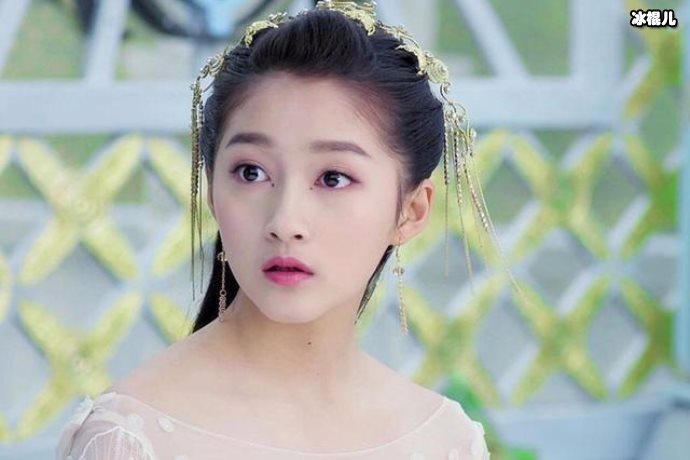 关晓彤在校真实状态曝光?路人镜头下大胆露出素颜