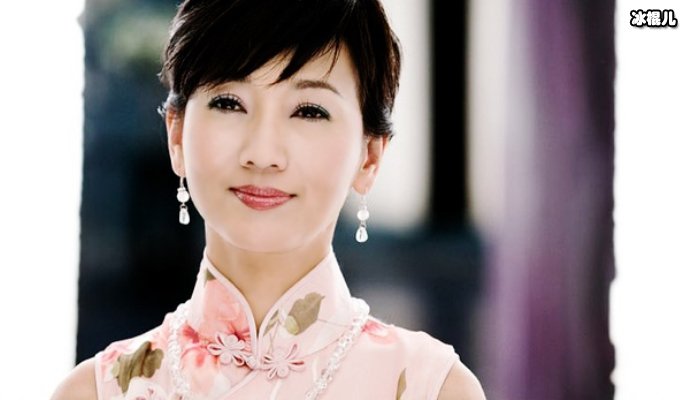 赵雅芝现身机场依然女神,穿衣打扮凸显时尚