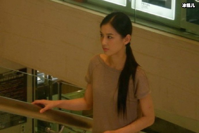 杨子黄圣依现身长沙小吃街,夫妻俩举止亲昵头靠头拍照尽显甜蜜