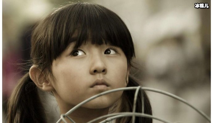 张子枫红毯造型被嘲一言难尽,年轻姑娘变大妈造型师该下岗了