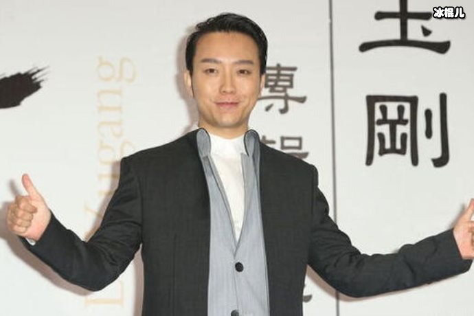 李玉刚演唱会首次挑战吊威亚,穿白色长袍如同置身画中