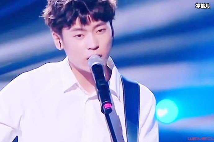 凭借洒脱的歌舞表演出圈走红,了解背后原因却让人哭笑不得