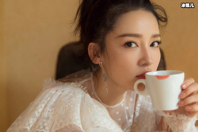 李沁罕见露脐装,惊艳众人双腿细长赚足眼球