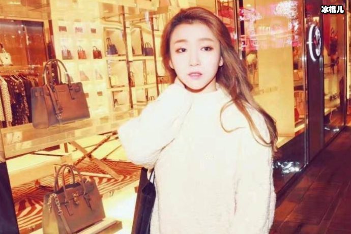 乐基儿晒美照庆祝和老公的结婚纪念日,老公状态引来网友议论