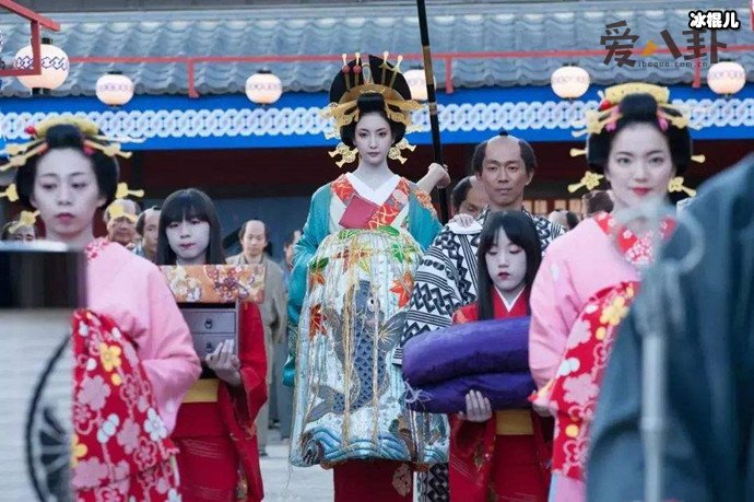 花魁穿那么高的鞋怎么走路,揭秘花魁走路秘诀为何还要抱着被子