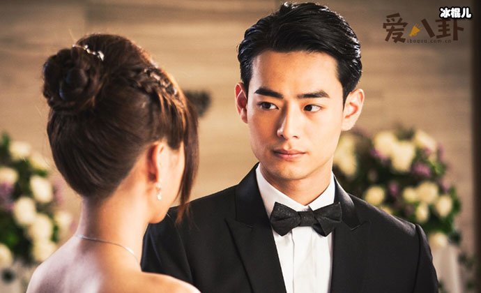 何浩文身材严重不行, 阳光帅气男父母身份引人惊讶!