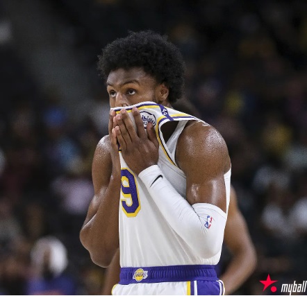 大发体育-布朗尼把篮球玩成足球他还该继续出战吗,大发助力你的致富之路!