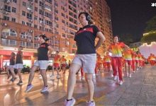 大妈戴耳机跳广场舞, 大妈静音式广场舞你怎么看-捕鱼中文站