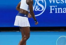 迈博体育 可可·高夫正在调整发球-捕鱼中文站