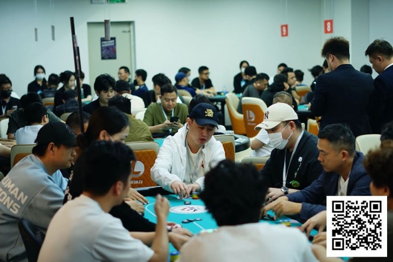 【EV扑克】第一届山海杯鲲鹏系列赛｜主赛B组110人次竞争21人晋级，王云峰倒数手牌翻倍收取32.3万计分牌成CL！明天主赛小组赛最后晋级机会！